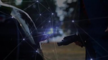 Elektrikli arabayı şarj eden bir adamın animasyonu, ön planda hareket eden bağlantılar ağı. Çevre ve çevre dostu araba mühendisliği,