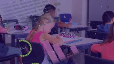 Ders sırasında ön planda grafikler ve istatistikler gösterilerek okulda yazan ve konsantre olan çok ırklı öğrenci grubunun animasyonu. 