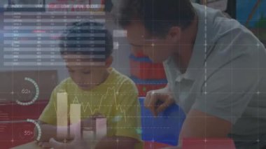 Karışık ırktan bir çocuğun ve erkek öğretmeninin ders sırasında okulda canlandırılması, çocuğun yazması, öğretmenin ön planda grafik ve istatistiklerle ilgili çalışmalarına yardım etmesi..