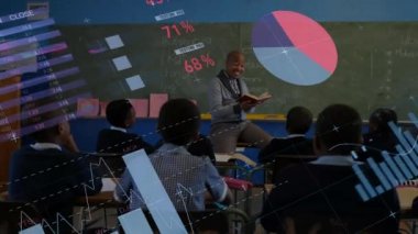 Çok ırklı okul çocukları ve erkek öğretmenlerinin ders sırasında el kaldırması ve ön planda gösterilen grafik ve istatistiklerle konuşmalarının animasyonu.