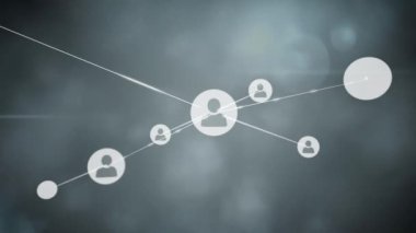 Veri işlemenin animasyonu ve arka planda yanıp sönen ışık ve duman bulutları üzerine insanlarla olan bağlantı ağı. Genel Ağ.