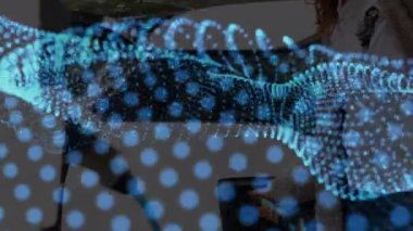 Elektrikli araba şarj eden bir kadının animasyonu, ön planda hareket eden bağlantılar ağı. Çevre ve çevre dostu araba mühendisliği,