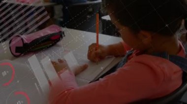 Ders sırasında ön planda grafikler ve istatistikler gösterilerek okulda yazan ve konsantre olan çok ırklı bir öğrenci grubunun animasyonu.