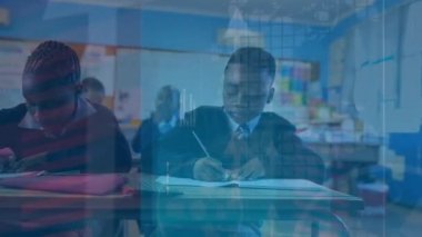 Ders sırasında okulda yoğunlaşan ve yazı yazan çok ırklı çocukların animasyonu ön planda grafikler ve istatistikler gösteriliyor.