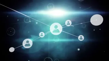 Mavi arkaplandaki veri işleme ve insan simgeleri ve mavi yatay çizgilerle bağlantı ağının animasyonu. Genel Ağ.