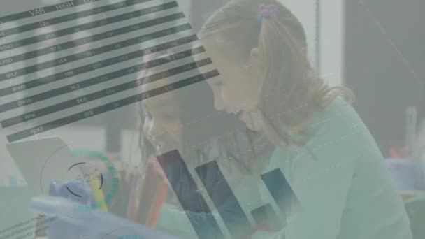在学校用平板电脑在教学过程中共同设计一个项目的两名女学生的动画 其图表和统计数字显示在前景中 — 图库视频影像