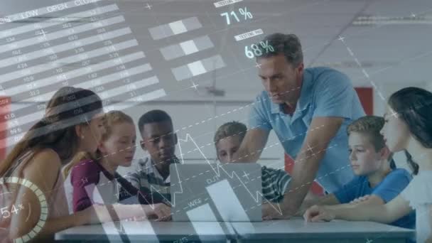 前景にグラフや統計が表示されたラップトップコンピュータを使用して授業中に学校で多民族の子供たちとその男性教師のアニメーション — ストック動画