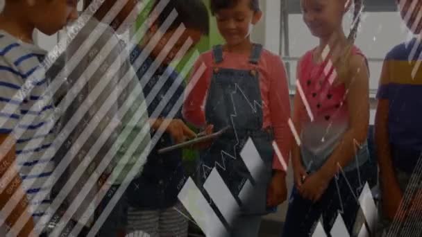 Animation d'un groupe multi-ethnique d'écoliers à l'école pendant les cours, un garçon utilisant une tablette entourée d'autres enfants, avec des graphiques et des statistiques affichant au premier plan . 