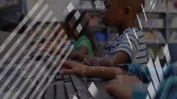 Animation d'un groupe multi-ethnique d'écoliers à l'école pendant les cours à l'aide d'un ordinateur avec des graphiques et des statistiques affichant au premier plan .