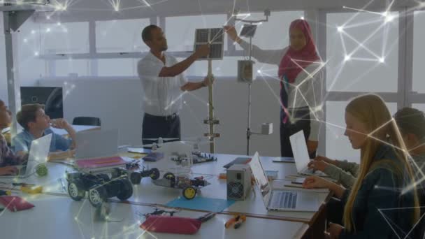 Animation Homme Métis Une Ingénieure Portant Hijab Présentant Panneau Solaire — Video