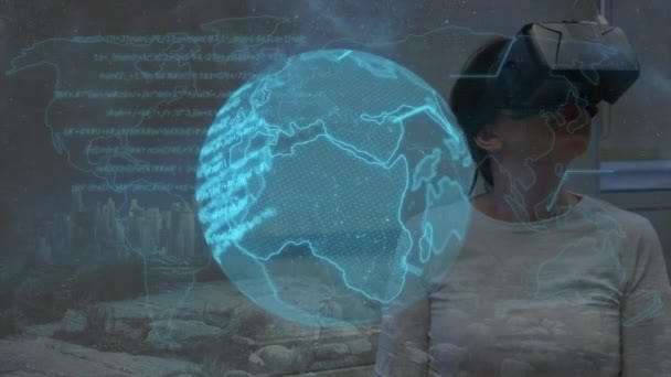 デジタルブルーグローブのアニメーションが回転し 黒の背景に仮想現実のヘッドセットを身に着けている白人女性 — ストック動画