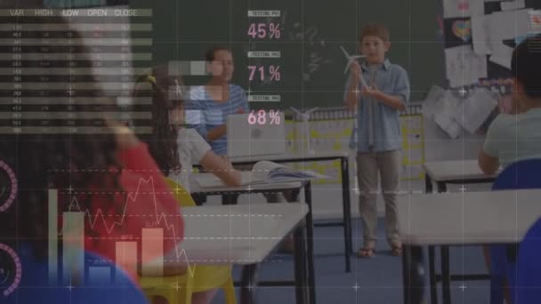 授業中に学校で多民族の子供たちとその女性教師のアニメーション 前景にグラフや統計が表示されたラップトップコンピュータを使用して話している彼のクラスの前に立つ白人の少年 — ストック動画