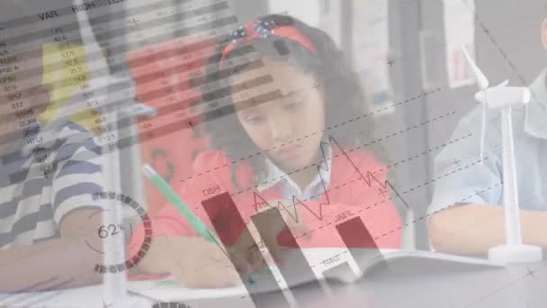 Ders Sırasında Planda Grafikler Istatistikler Gösterilerek Okulda Yazan Çok Irklı — Stok video