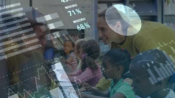 Animation d'un groupe multi-ethnique d'écoliers et de leur enseignante à l'école pendant les cours à l'aide d'ordinateurs avec graphiques et statistiques au premier plan .