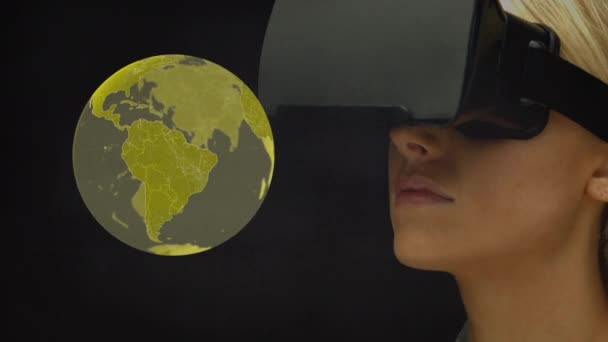 Animación Globo Digital Amarillo Girando Una Mujer Caucásica Con Auricular — Vídeos de Stock