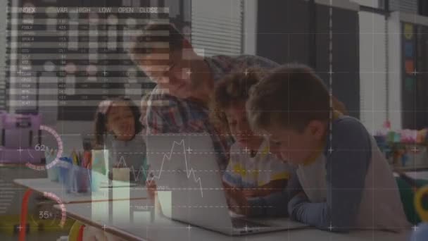 Animation d'un groupe multi-ethnique d'écoliers et de leur professeur masculin à l'école pendant les cours à l'aide d'un ordinateur portable avec des graphiques et des statistiques affichant au premier plan .