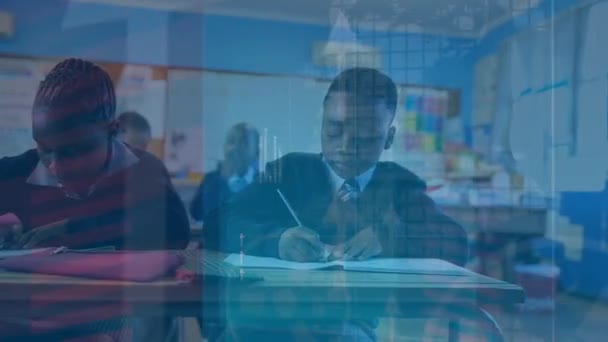 Animation d'un groupe multi-ethnique d'écoliers se concentrant et écrivant à l'école pendant les cours avec graphiques et statistiques au premier plan .