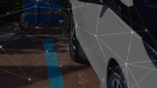 电动汽车充电时的动画化 连接网络在前景中的移动 环境友好型汽车工程 — 图库视频影像