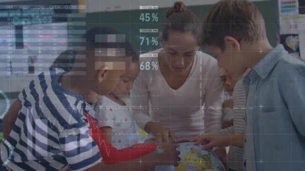 Animación Grupo Multiétnico Escolares Maestra Escuela Durante Lección Mirando Usando — Vídeo de stock