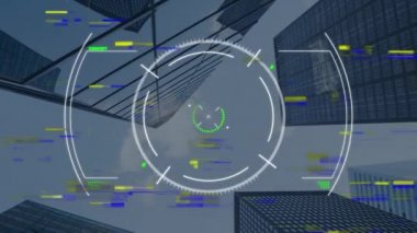 Veri işleme animasyonları, dijital bilgilerle taramalar, arka planda mavi gökyüzü üzerinde modern ofis binaları ile şehir üzerinde hareket etmek.. 