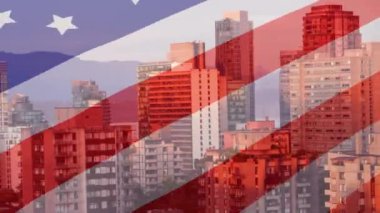 Güneşli bir günde, arka planda dağlar ve mavi gökyüzü olan modern bir şehrin önünde Amerikan bayrağı sallamanın animasyonu..