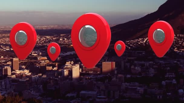 Beş Kırmızı Gümüş Harita Lokasyonu Günbatımında Şehir Manzarasında Sekip Duruyor — Stok video