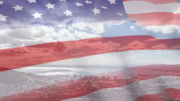 Animation Des Schwenkens Der Amerikanischen Flagge Vor Einem Modernen Stadtbild — Stockvideo