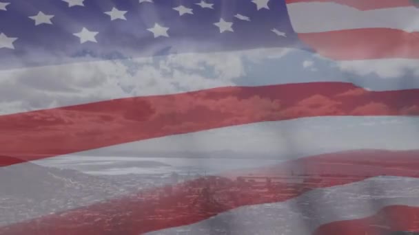 Анимация Размахивания Американским Флагом Перед Современным Городским Пейзажем Солнечный День — стоковое видео