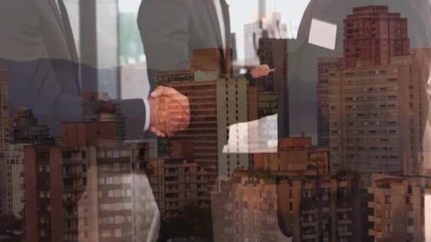 背景に青い空に雲と都市の上のスローモーションで合意に握手ビジネスマンのアニメーション — ストック動画