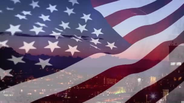 在阳光明媚的日落时分 在一个阳光明媚的城市景观前挥动美国国旗的动画 背景是晴朗的天空 — 图库视频影像
