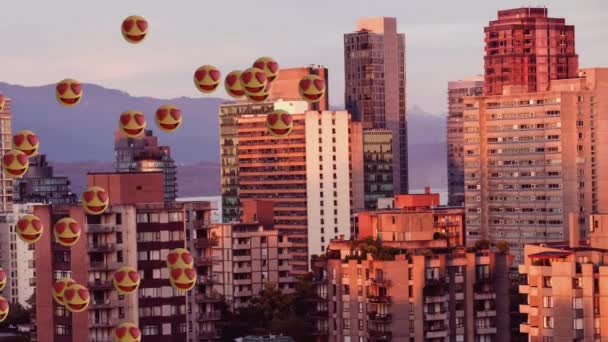 一组多幅情感符号从左到右在城市景观上的动画 背景为蓝天云彩 — 图库视频影像