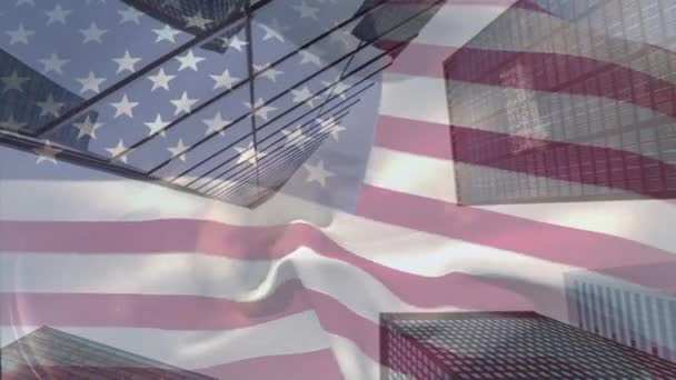 Animación Ondear Bandera Americana Frente Paisaje Urbano Moderno Día Soleado — Vídeos de Stock