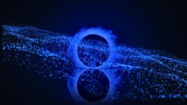 青色の火花の回転リングと複数の青色の粒子の輝く文字列のアニメーションは 暗い青色の背景に催眠運動でゆっくりと散乱 魔法の輝く光の組成 — ストック動画