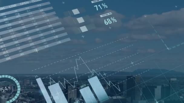 背景には青空を背景に雲が立ち並ぶ街並みに関するビジネスグラフや財務統計を用いたデータ処理のアニメーション — ストック動画