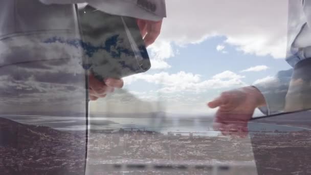 Animation Företag Människor Skakar Hand Överenskommelse Över Stadsbilden Med Moln — Stockvideo