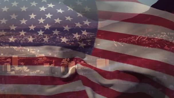 Animación Ondear Bandera Americana Frente Paisaje Urbano Moderno Día Soleado — Vídeos de Stock