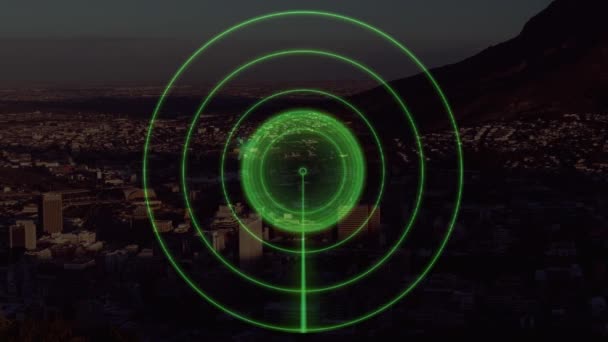 Animation du traitement des données, balayage de la portée avec système de navigation par satellite de contrôle de la circulation aérienne au-dessus du paysage urbain avec nuages sur ciel bleu en arrière-plan .