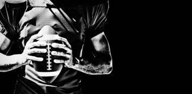 Amerikalı futbolcu siyah arka planda izole edildi 