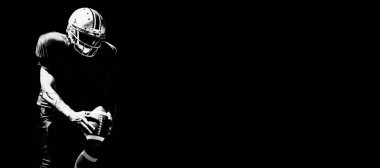 Amerikalı futbolcu siyah arka planda izole edildi 