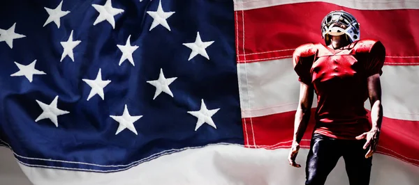 美国足球运动员与美国国旗相对照 — 图库照片