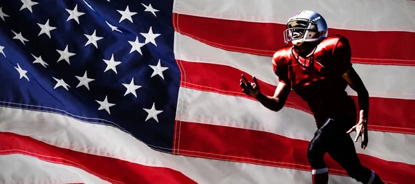 Amerikan Futbolcusu Bir Amerikan Bayrağına Karşı — Stok fotoğraf
