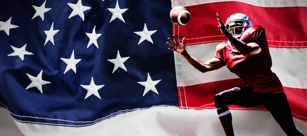 Amerikan Futbolcusu Amerikan Bayrağının Tam Çerçevesine Karşı — Stok fotoğraf