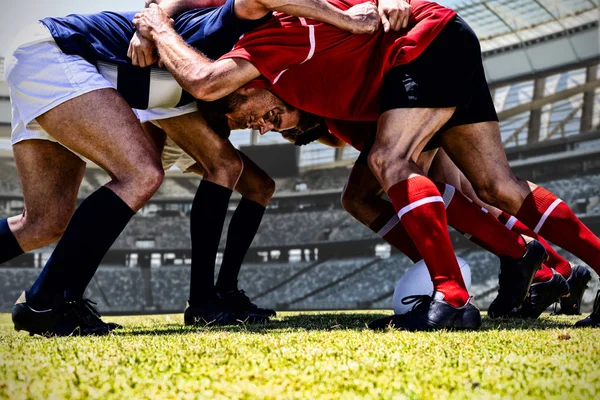 Američtí Fotbaloví Hráči Proti Rugby Cíl Příspěvek Slunný Den Stadionu — Stock fotografie