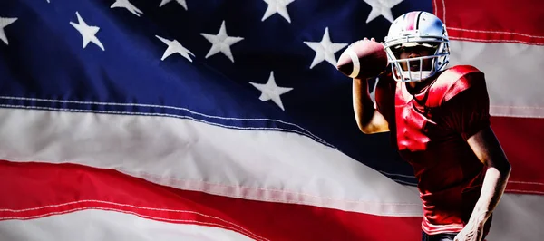 美国足球运动员对着一面美国国旗的特写 — 图库照片