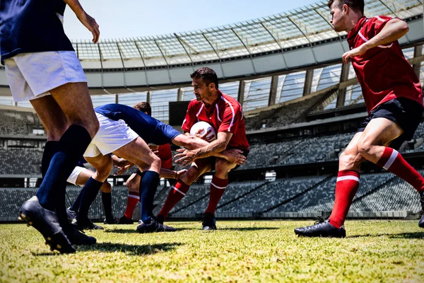 Amerikanske Fotballspillere Mot Rugbymål Solrik Dag Stadionet – stockfoto