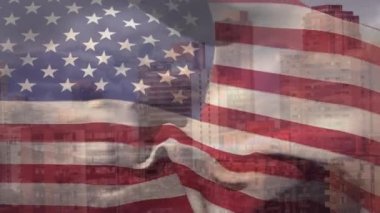 Amerika Birleşik Devletleri 'nde şehir manzarası ile dalgalanan Amerikan bayrağının animasyonu 3D dijital tasarım kompozit video animasyonu.