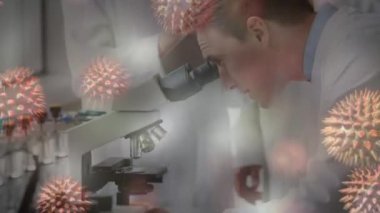 Arka planda mikroskop kullanarak laboratuvarda çalışan dişi ve erkek bilim adamlarıyla yayılan ve yüzen mor makro korona virüsünün animasyonu. Küresel sağlık uyarısı enfeksiyon kavramını yayıyor dijital bileşik.