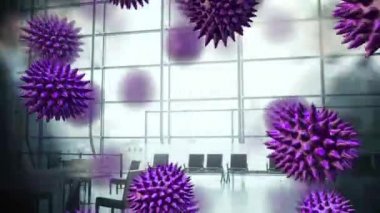Mor makro korona virüsünün animasyonu arka planda yoğun bir ofiste hızla yürüyen insanlarla yayılıyor ve yüzüyor.. 