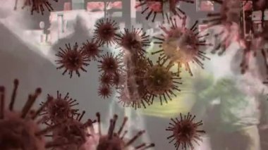 Kahverengi makro korona virüsünün canlandırması şehrin arka planında kalabalık bir caddede yürüyen insanlarla yayılıyor ve yüzüyor. Küresel sağlık uyarısı enfeksiyon kavramını yayıyor dijital bileşik.
