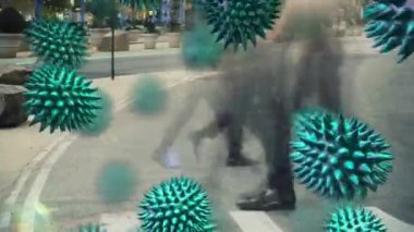 Çevreci makro korona virüsünün animasyonu şehrin arka planında kalabalık bir caddede hızla yürüyen insanlarla yayılıyor ve yüzüyor.. 